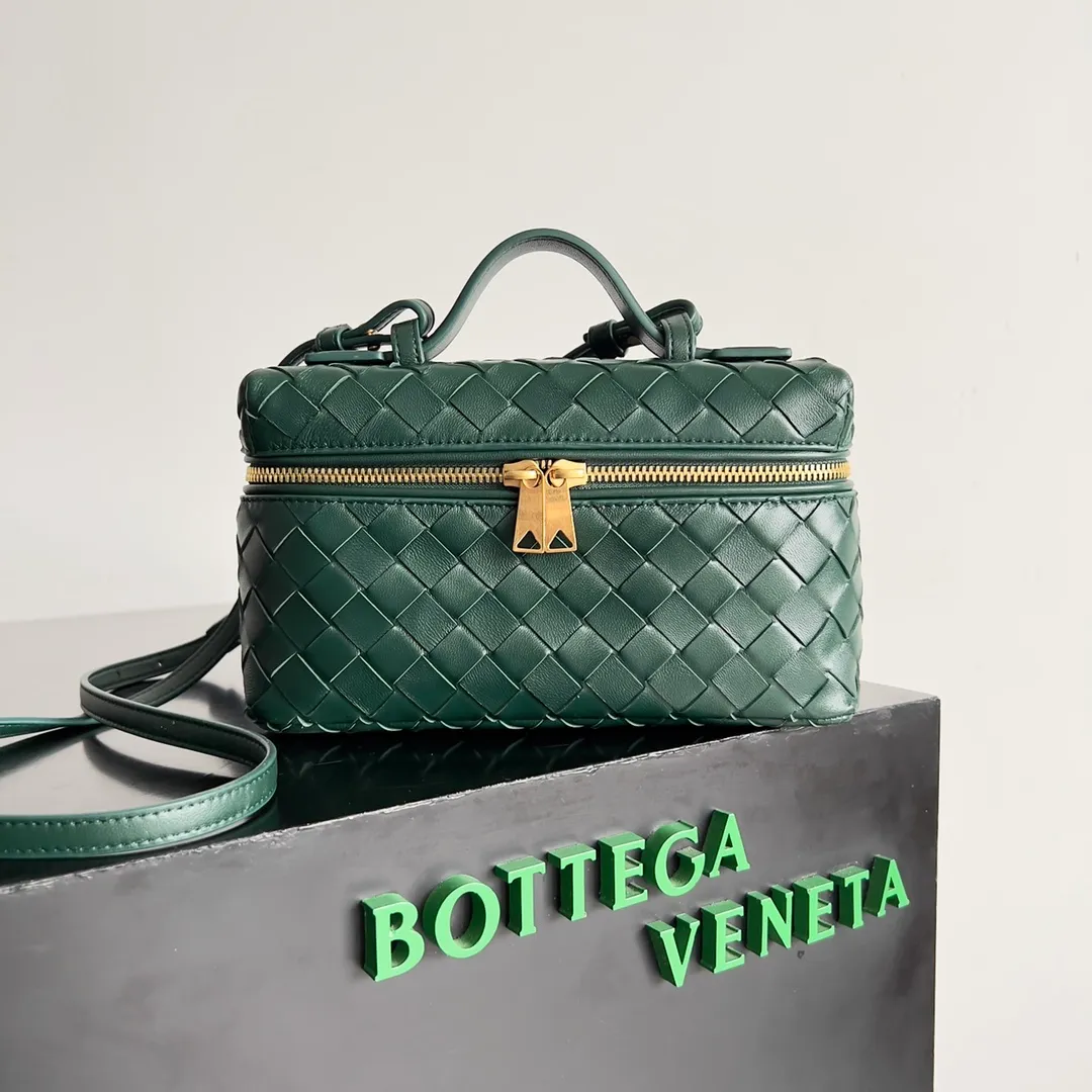 Batch 1360 Bottega Veneta 24 spring and summer woven zipper crossbody bag. A crossbody bag that can be used as a cosmetic bag. The exquisite weaving and compact body are an indispensable accessory for the upcoming summer. The double zipper also better protects the bag. It has a large capacity. If you like it, don’t miss it. Style number: 789109 Size: 22*12.5*5cm
